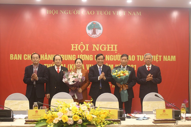 Thường trực Trung ương Hội tặng hoa chúc mừng các đồng chí Ủy viên Ban Chấp hành mới ra mắt (ảnh: Lê Thành)